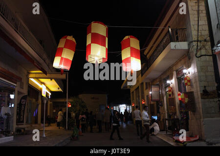 (170416)--LEONIDION, 16. April 2017 (Xinhua)--Foto am 15. April 2016 zeigt Heißluftballons in den Himmel, das Osterfest in Leonidion Stadt auf der Halbinsel Peloponnes in Griechenland. (Xinhua/Marios Lolos) (Yk) Stockfoto