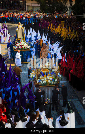 Gandia, Spanien. 16. April 2017. Sonntag Auferstehung Osterprozession, die Begegnung Jesu mit Mary Magdalene vor der Büßer. Bildnachweis: 555Images/Alamy Live News Stockfoto