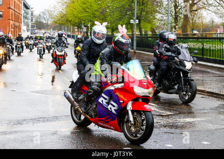 Glasgow, Schottland. 16. April 2017. Mehr als 1000 Motorräder aus ganz Schottland in sintflutartigen Regen, trafen sich in Glasgow für den jährlichen Childrens Hospital Charity Ostern Spaß laufen beginnend bei Glasgow Green, Reiten durch die Stadt, überqueren den Fluss Clyde in Govan und endet bei der Queen Elizabeth Childrens Hospital. Jedes Jahr, Biker, machen viele in ausgefallenen Kostümen die Fahrt durch die Stadt ins Krankenhaus, um die Kinder zu unterhalten und £ 1000 s für die Nächstenliebe zu erhöhen. Bildnachweis: Findlay/Alamy Live-Nachrichten Stockfoto