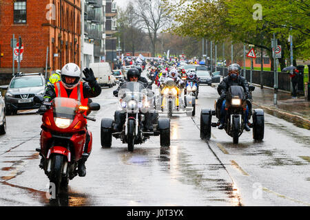 Glasgow, Schottland. 16. April 2017. Mehr als 1000 Motorräder aus ganz Schottland in sintflutartigen Regen, trafen sich in Glasgow für den jährlichen Childrens Hospital Charity Ostern Spaß laufen beginnend bei Glasgow Green, Reiten durch die Stadt, überqueren den Fluss Clyde in Govan und endet bei der Queen Elizabeth Childrens Hospital. Jedes Jahr, Biker, machen viele in ausgefallenen Kostümen die Fahrt durch die Stadt ins Krankenhaus, um die Kinder zu unterhalten und £ 1000 s für die Nächstenliebe zu erhöhen. Bildnachweis: Findlay/Alamy Live-Nachrichten Stockfoto