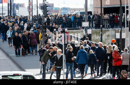 Hamburg, Deutschland. 16. April 2017. Lange Schlangen von Ostern Reisende bauen vor der Elbphilharmonie (Elbphilharmonie) in Hamburg, 16. April 2017. Foto: Markus Scholz/Dpa/Alamy Live News Stockfoto