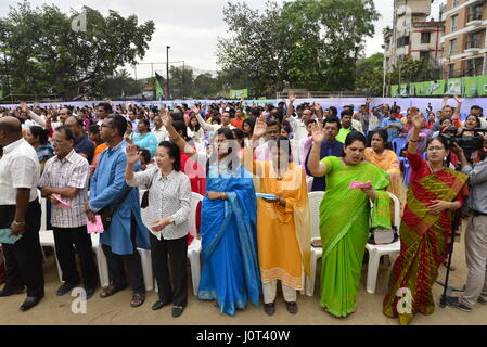 Dhaka, Bangladesch. 16. April 2017. Tausende von Christen, darunter viele Katholiken beteten und sangen gemeinsam in einer ökumenischen Ostern Sonnenaufgang Gebetsgottesdienst am früh am Ostermorgen in Dhaka, Bangladesch. Am 16. April 2017-Credit: Mamunur Rashid/Alamy Live-Nachrichten Stockfoto