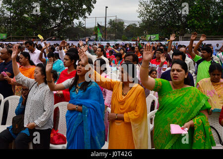 Dhaka, Bangladesch. 16. April 2017. Tausende von Christen, darunter viele Katholiken beteten und sangen gemeinsam in einer ökumenischen Ostern Sonnenaufgang Gebetsgottesdienst am früh am Ostermorgen in Dhaka, Bangladesch. Am 16. April 2017-Credit: Mamunur Rashid/Alamy Live-Nachrichten Stockfoto