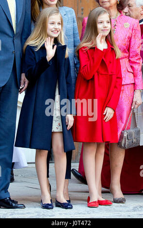 Palma De Mallorca, Spanien. 16. April 2017. Princess Sofia und Prinzessin Leonor von Spanien kommt bei der Kathedrale La Seu in Palma De Mallorca, im 16. April 2017, an Ostern Masse Foto: Albert Nieboer/Niederlande OUT / Point de Vue OUT - kein Draht-SERVICE - Foto: Albert Nieboer/RoyalPress/Dpa/Alamy Live News Stockfoto