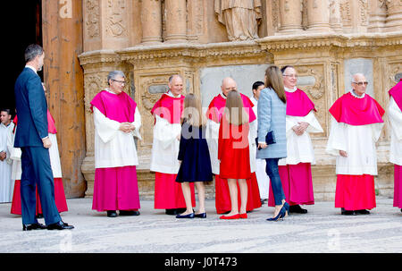 Palma De Mallorca, Spanien. 16. April 2017. König Felipe, Letizia Königin, Prinzessin Leonor und Prinzessin Sofia von Spanien kommt bei der Kathedrale La Seu in Palma De Mallorca, im 16. April 2017, an Ostern Masse Foto: Albert Nieboer/Niederlande OUT / Point de Vue OUT - kein Draht-SERVICE - Foto: Albert Nieboer/RoyalPress/Dpa/Alamy Live News Stockfoto