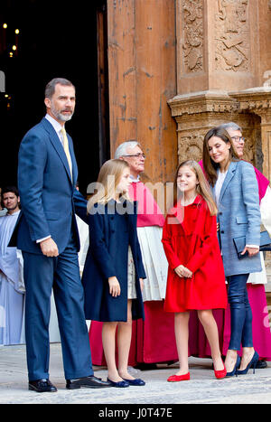 Palma De Mallorca, Spanien. 16. April 2017. König Felipe, Letizia Königin, Prinzessin Leonor und Prinzessin Sofia von Spanien kommt bei der Kathedrale La Seu in Palma De Mallorca, im 16. April 2017, an Ostern Masse Foto: Albert Nieboer/Niederlande OUT / Point de Vue OUT - kein Draht-SERVICE - Foto: Albert Nieboer/RoyalPress/Dpa/Alamy Live News Stockfoto