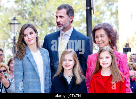 Palma De Mallorca, Spanien. 16. April 2017. König Felipe, Letizia Königin, Prinzessin Leonor, Prinzessin Sofia und Königin Sofia von Spanien kommt bei der Kathedrale La Seu in Palma De Mallorca am 16. April 2017, an Ostern Masse Foto: Albert Nieboer/Niederlande OUT / Point de Vue OUT - kein Draht-SERVICE - Foto: Albert Nieboer/RoyalPress/Dpa/Alamy Live News Stockfoto