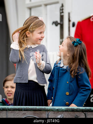 Aarhus (Dänemark). 16. April 2017. Prinzessin Josephine Princess Athena von Dänemark besuchen die 77. Geburtstagsfeiern von Königin Margrethe im Marselisborg Palast in Aarhus (Dänemark), 16. April 2017. Foto: Patrick van Katwijk Foto: Patrick van Katwijk/Dutch Photo Press/Dpa/Alamy Live News Stockfoto