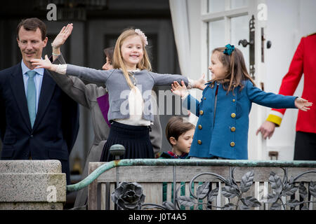 Aarhus (Dänemark). 16. April 2017. Prinzessin Josephine und Prinzessin Athena von Dänemark besuchen die 77. Geburtstagsfeiern von Königin Margrethe im Marselisborg Palast in Aarhus (Dänemark), 16. April 2017. Foto: Patrick van Katwijk Foto: Patrick van Katwijk/Dutch Photo Press/Dpa/Alamy Live News Stockfoto