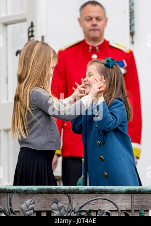 Aarhus (Dänemark). 16. April 2017. Prinzessin Josephine Princess Athena von Dänemark besuchen die 77. Geburtstagsfeiern von Königin Margrethe im Marselisborg Palast in Aarhus (Dänemark), 16. April 2017. Foto: Patrick van Katwijk Foto: Patrick van Katwijk/Dutch Photo Press/Dpa/Alamy Live News Stockfoto