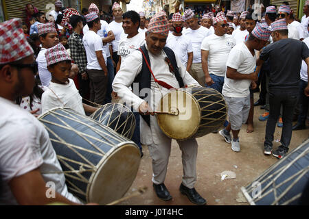 Kathmandu, Nepal. 16. April 2017. Nepalesische Männer und Frauen, gekleidet in traditioneller Kleidung singen und tanzen während Tokha Bisket Festival feiern in Kathmandu, Nepal auf Sonntag, 16. April 2017. Bildnachweis: Skanda Gautam/ZUMA Draht/Alamy Live-Nachrichten Stockfoto