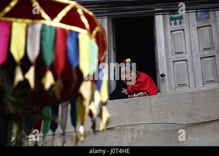 Kathmandu, Nepal. 16. April 2017. Eine nepalesische Frau blickt aus dem Fenster während Tokha Bisket Festival in Kathmandu, Nepal auf Sonntag, 16. April 2017. Bildnachweis: Skanda Gautam/ZUMA Draht/Alamy Live-Nachrichten Stockfoto