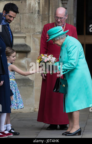 Windsor, UK. 16. April 2017. Josephine Thompson, 5, stellt einen Blumenstrauß der Blumen an der Königin, da sie den Ostersonntag Dienst in St George's Chapel in Windsor verlässt. Bildnachweis: Mark Kerrison/Alamy Live-Nachrichten Stockfoto