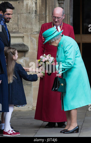 Windsor, UK. 16. April 2017. Vorlegen Sie zwei junge Mädchen, Eowyn Bannan, 6, und Josephine Thompson, 5, die Königin Blumensträuße Blumen, als sie den Ostersonntag Service an Str. Georges Kapelle in Windsor Castle verlässt. Bildnachweis: Mark Kerrison/Alamy Live-Nachrichten Stockfoto