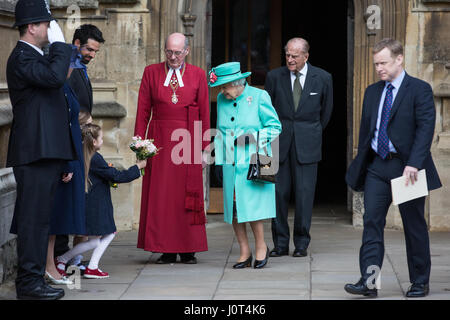 Windsor, UK. 16. April 2017. Vorlegen Sie zwei junge Mädchen, Eowyn Bannan, 6, und Josephine Thompson, 5, die Königin Blumensträuße Blumen, als sie den Ostersonntag Dienst am St. George Chapel in Windsor Castle, begleitet von der Duke of Edinburgh verlässt. Bildnachweis: Mark Kerrison/Alamy Live-Nachrichten Stockfoto