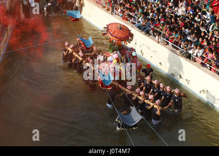 Kathmandu, Nepal. 16. April 2017. Nepalesische Nachtschwärmer tragen einen Wagen der verschiedenen Götter und Göttinnen in einem Teich als feiern während Tokha Bisket Festival in Kathmandu, Nepal auf Sonntag, 16. April 2017. Bildnachweis: Skanda Gautam/ZUMA Draht/Alamy Live-Nachrichten Stockfoto