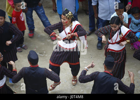 Kathmandu, Nepal. 16. April 2017. Nepalesische Frauen und Männer gekleidet in traditioneller Kleidung Tanz während Tokha Bisket Festival in Kathmandu, Nepal auf Sonntag, 16. April 2017. Bildnachweis: Skanda Gautam/ZUMA Draht/Alamy Live-Nachrichten Stockfoto