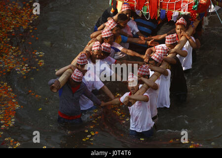 Kathmandu, Nepal. 16. April 2017. Nepalesische Nachtschwärmer tragen einen Wagen der verschiedenen Götter und Göttinnen in einem Teich als feiern während Tokha Bisket Festival in Kathmandu, Nepal auf Sonntag, 16. April 2017. Bildnachweis: Skanda Gautam/ZUMA Draht/Alamy Live-Nachrichten Stockfoto