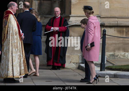 Windsor, UK. 16. April 2017. Die Gräfin von Wessex und ihr Sohn, James, Viscount Severn, werden durch den Dekan von Windsor, Rt Revd David Conner KCVO, bei der Ankunft für den Ostersonntag Service an Str. Georges Kapelle in Windsor Castle begrüßt. Bildnachweis: Mark Kerrison/Alamy Live-Nachrichten Stockfoto