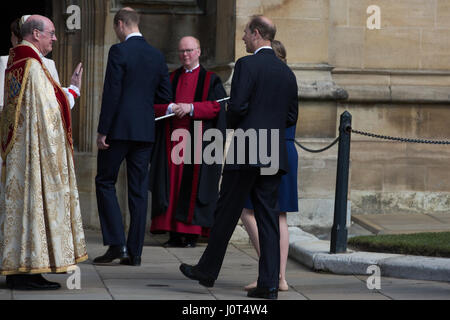 Windsor, UK. 16. April 2017. Der Earl of Wessex und seine Tochter, Lady Louise Windsor, werden von Dean Windsor, Rt Revd David Conner KCVO, bei der Ankunft für den Ostersonntag Service an Str. Georges Kapelle in Windsor Castle begrüßt. Bildnachweis: Mark Kerrison/Alamy Live-Nachrichten Stockfoto