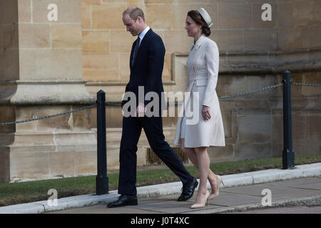 Windsor, UK. 16. April 2017. Der Herzog und die Herzogin von Cambridge kommen, um den Ostersonntag Service an Str. Georges Kapelle in Windsor Castle zu besuchen. Bildnachweis: Mark Kerrison/Alamy Live-Nachrichten Stockfoto