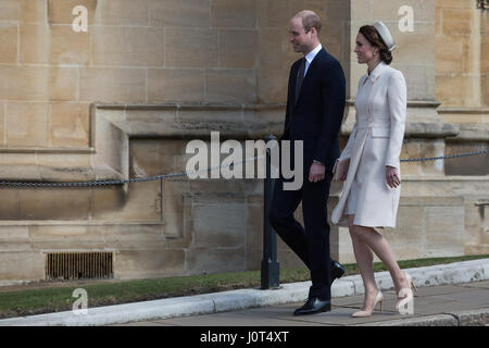 Windsor, UK. 16. April 2017. Der Herzog und die Herzogin von Cambridge kommen, um den Ostersonntag Service an Str. Georges Kapelle in Windsor Castle zu besuchen. Bildnachweis: Mark Kerrison/Alamy Live-Nachrichten Stockfoto