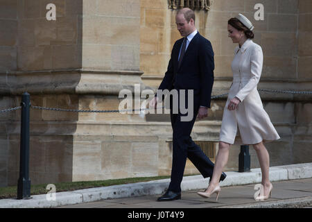 Windsor, UK. 16. April 2017. Der Herzog und die Herzogin von Cambridge kommen, um den Ostersonntag Service an Str. Georges Kapelle in Windsor Castle zu besuchen. Bildnachweis: Mark Kerrison/Alamy Live-Nachrichten Stockfoto