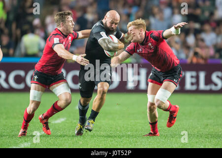 Hong Kong, China. 7. April 2017. New Zealand DJ Forbes in Aktion gegen Wales' Lloyd Evans (links) und Sam Cross (rechts) während das Rugby Sevens Turnier Spiel in Hong Kong, China von 09 bis 9. April 2017. -KEIN Draht-SERVICE-Foto: Jürgen Keßler/Dpa/Alamy Live News Stockfoto