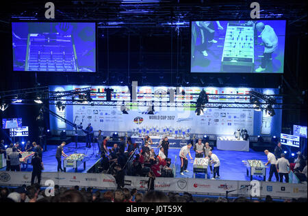 Hamburg, Deutschland. 16. April 2017. Fußball Tisch beleuchtet das nationale Finale am Tisch-Fußball-WM in Hamburg, Deutschland, 16. April 2017. Foto: Axel Heimken/Dpa/Alamy Live News Stockfoto