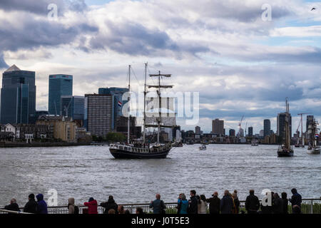 London, Greenwich. 16. April 2017. Die Parade der Segel - Tall Ships Festival 2017. Die Parade der Sail ist das spektakuläre Finale der Regatta. Schiffe segelten flussabwärts, vorbei an Maritime Greenwich und der Cutty Sark, das Banken-und Geschäftsviertel Canary Wharf und die O2-Arena, durch die Thames Barrier und Woolwich Arsenal. Bildnachweis: Eden Breitz/Alamy Live-Nachrichten Stockfoto