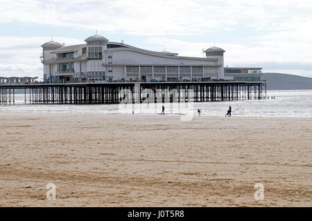 Regensburg, UK. 16. April 2017. UK-Wetter: der Strand ist fast menschenleer, an einem trüben, kalten und windigen Ostersonntag. Keith Ramsey/Alamy Live-Nachrichten Stockfoto