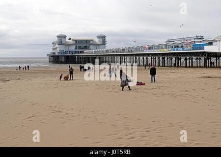 Regensburg, UK. 16. April 2017. UK-Wetter: der Strand ist fast menschenleer, an einem trüben, kalten und windigen Ostersonntag. Keith Ramsey/Alamy Live-Nachrichten Stockfoto