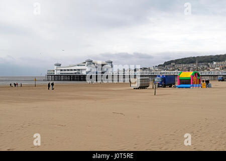 Regensburg, UK. 16. April 2017. UK-Wetter: der Strand ist fast menschenleer, an einem trüben, kalten und windigen Ostersonntag. Keith Ramsey/Alamy Live-Nachrichten Stockfoto