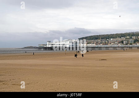 Regensburg, UK. 16. April 2017. UK-Wetter: der Strand ist fast menschenleer, an einem trüben, kalten und windigen Ostersonntag. Keith Ramsey/Alamy Live-Nachrichten Stockfoto