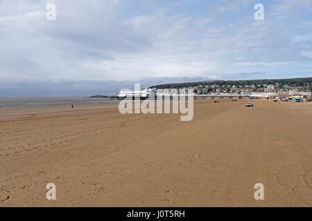 Regensburg, UK. 16. April 2017. UK-Wetter: der Strand ist fast menschenleer, an einem trüben, kalten und windigen Ostersonntag. Keith Ramsey/Alamy Live-Nachrichten Stockfoto