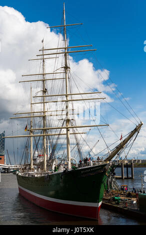 Hamburg, Deutschland. 16. April 2017. Das Museumsboot "Rickmer Rickmers" in den Hafen von der nördlichen Elbe in Hamburg, Deutschland, 16. April 2017. Foto: Christophe Gateau/Dpa/Alamy Live News Stockfoto