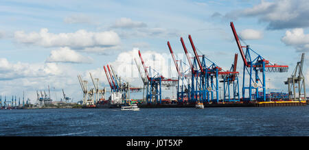 Hamburg, Deutschland. 16. April 2017. Containerbrücken in Waltershof entnommen einer HVV Fähre in Hamburg, Deutschland, 16. April 2017. Foto: Christophe Gateau/Dpa/Alamy Live News Stockfoto