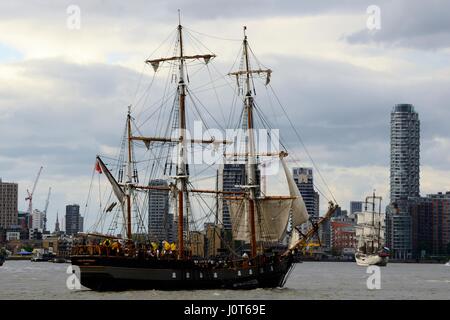 London, UK. 16. April 2017. Der große Schiffe verlassen London Regatta. Segeln auf der Themse von Greenwich zu Segeln über den Atlantik nach Kanada. Foto am Südufer der Themse zwischen Greenwich und die O2-Zentrum am Sonntag 16.4.2017. Bildnachweis: Mika Schick/Alamy Live-Nachrichten Stockfoto