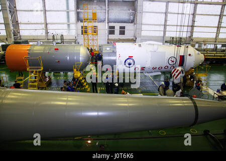 Arbeiter montieren der Sojus-Rakete und Raumschiff Sojus MS-04 in Vorbereitung auf Expedition 51 starten auf der internationalen Raumstation ISS am Weltraumbahnhof Baikonur 15. April 2017 in Baikonur, Kasachstan. Start ist geplant für April 20 und schicken Expedition 51 Sojus Commander Fyodor Yurchikhin von Roskosmos und Flugingenieur Jack Fischer von der NASA in den Orbit um ihre vier und einen halben Monat Mission auf der internationalen Raumstation ISS zu beginnen. Stockfoto