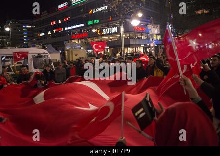 Berlin, Berlin, Deutschland. 16. April 2017. Etwa 100 deutschstämmiger Türken repräsentieren die Evet Kampagne feiern den Sieg der Verfassungsreform in der Türkei am Kurfürstendamm in Berlin. Demonstranten schwenkten eine große türkische Fahne und Anruf Pro-Erdogan Slogans und "Allahu Akbar". Nach dem vorläufigen Ergebnis hat die Erdogan-Kampagne eng durchgesetzt. Die Opposition will das Referendum herauszufordern und einen großen Teil der Stimmen neu zu verteilen. Bildnachweis: Jan Scheunert/ZUMA Draht/Alamy Live-Nachrichten Stockfoto