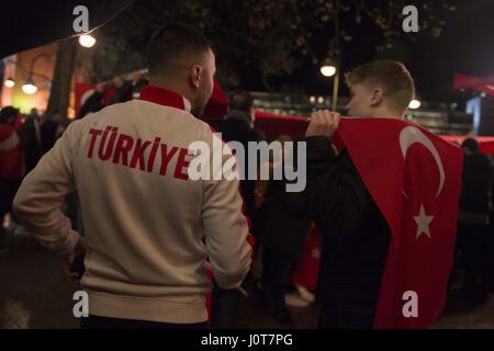 Berlin, Berlin, Deutschland. 16. April 2017. Etwa 100 deutschstämmiger Türken repräsentieren die Evet Kampagne feiern den Sieg der Verfassungsreform in der Türkei am Kurfürstendamm in Berlin. Demonstranten schwenkten eine große türkische Fahne und Anruf Pro-Erdogan Slogans und "Allahu Akbar". Nach dem vorläufigen Ergebnis hat die Erdogan-Kampagne eng durchgesetzt. Die Opposition will das Referendum herauszufordern und einen großen Teil der Stimmen neu zu verteilen. Bildnachweis: Jan Scheunert/ZUMA Draht/Alamy Live-Nachrichten Stockfoto