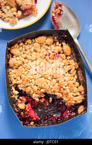Apple blackberry crumble Stockfoto