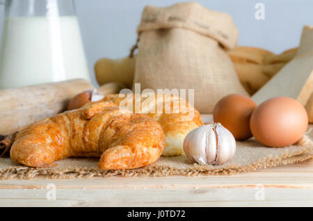 Schuss, der auf Hanf Sackleinen mit Brot und Backwaren Hintergrund Knoblauch hautnah Stockfoto