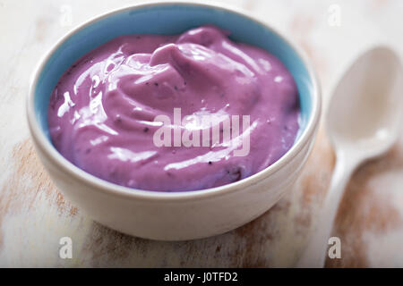 Heidelbeere Joghurt in blaue Schale Stockfoto