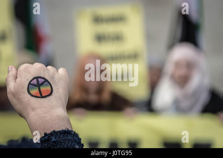 London, UK. 13. April 2017. Die Bombe Zeichen zu verbieten. Frauen für Syrien Vigil. Frauen und Fans besuchen eine Mahnwache und Kundgebung auf dem Trafalgar Square, organisiert von Syrien Solidaritätskampagne im Zuge der jüngsten Gräueltaten in Syrien Aufruf an die britische Regierung mehr syrische Flüchtlinge in das Vereinigte Königreich ermöglichen. © Guy Corbishley/Alamy Live-Nachrichten Stockfoto