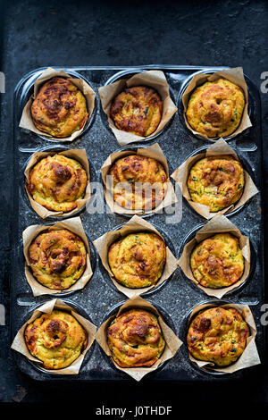 Käse Zwiebel pikante mini Muffins Stockfoto