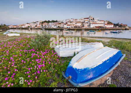 Fischer Dorf Ferragudo in Algarve, Portugal mit Booten und Blumen im Vordergrund Stockfoto