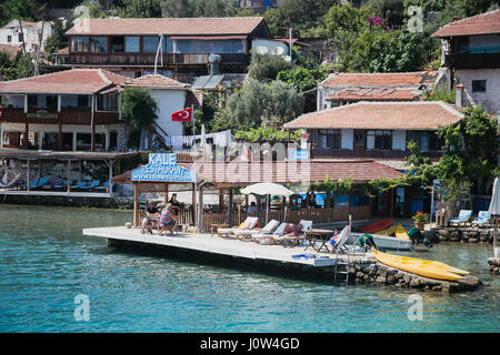 SIMENA, Türkei - 20.Mai: Kalekoy Simena Siedlung in der Uchagiz Bucht der Türkei in der Nähe von versunkenen Stadt Kekova mit Stonebuilt Häusern mit alten Ruine gemischt Stockfoto