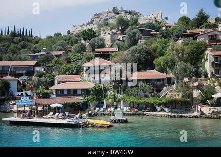 SIMENA, Türkei - 20.Mai: Kalekoy Simena Siedlung in der Uchagiz Bucht der Türkei in der Nähe von versunkenen Stadt Kekova mit Stonebuilt Häusern mit alten Ruine gemischt Stockfoto