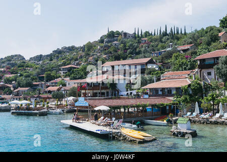 SIMENA, Türkei - 20.Mai: Kalekoy Simena Siedlung in der Uchagiz Bucht der Türkei in der Nähe von versunkenen Stadt Kekova mit Stonebuilt Häusern mit alten Ruine gemischt Stockfoto